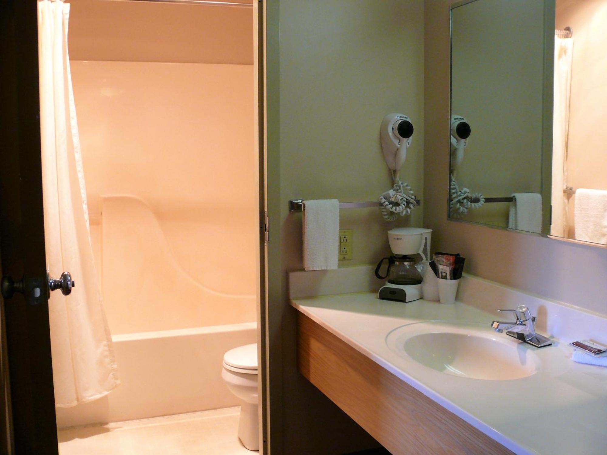 The Woodridge Inn Connersville Esterno foto