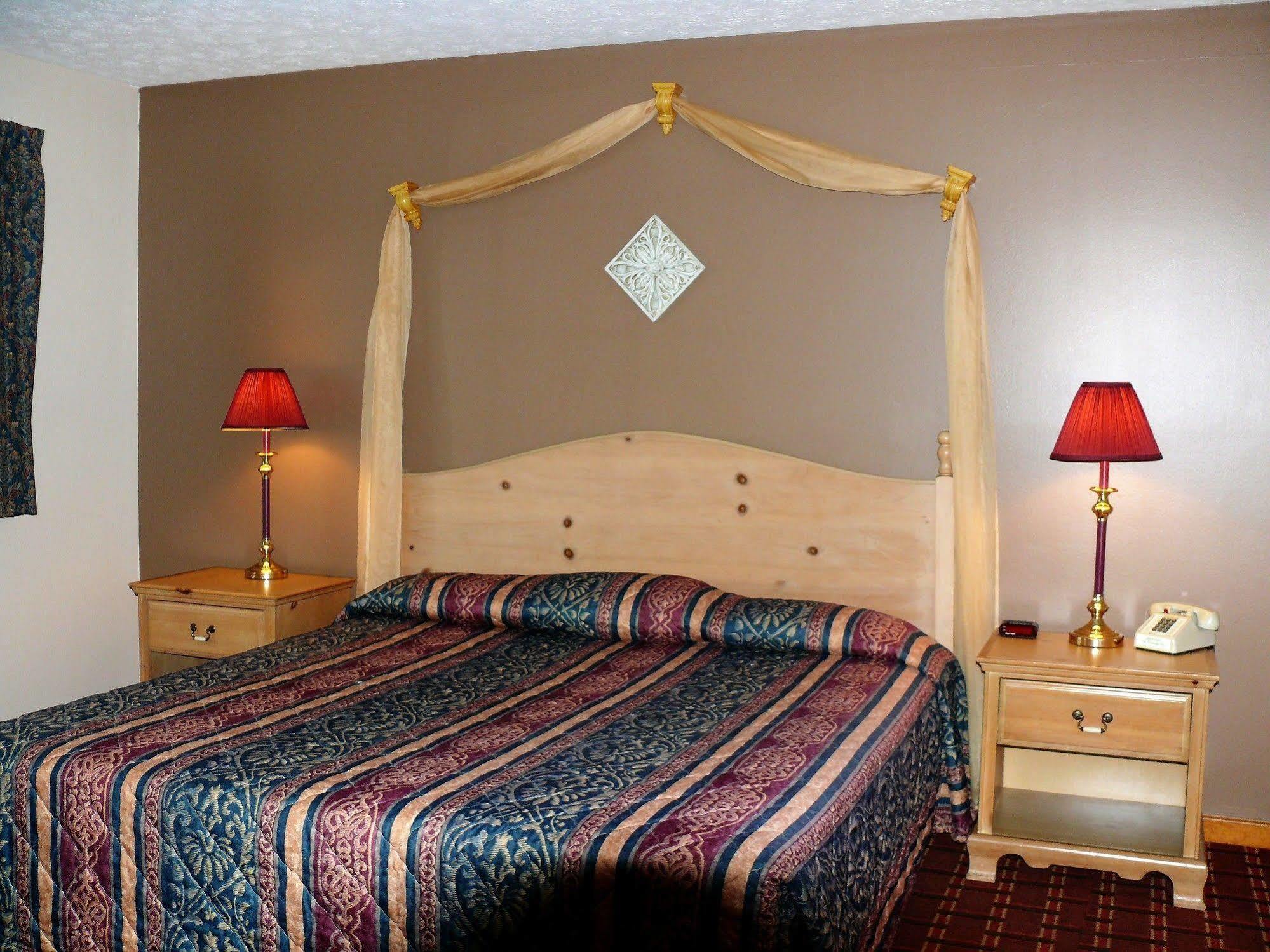 The Woodridge Inn Connersville Esterno foto