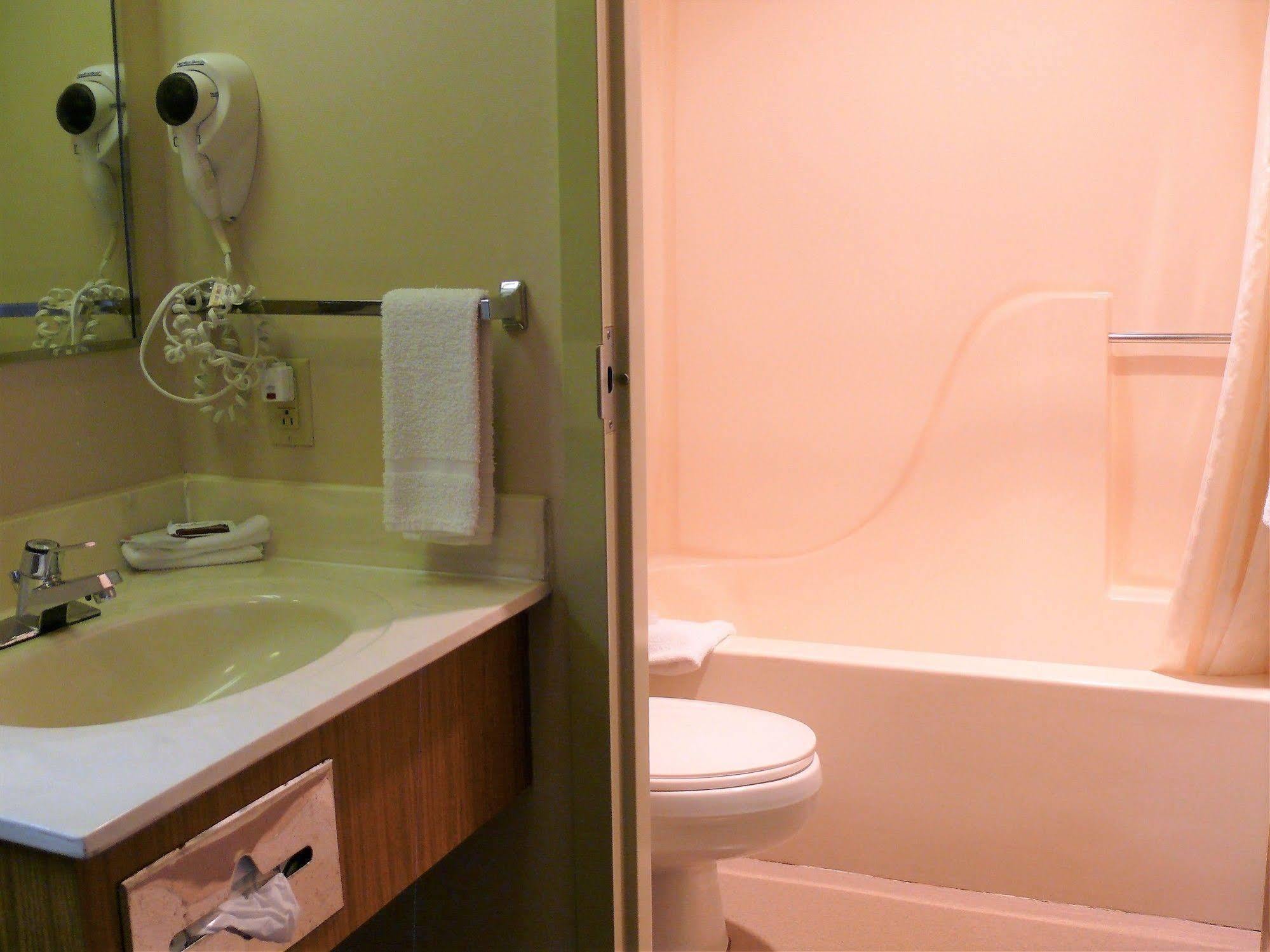The Woodridge Inn Connersville Esterno foto