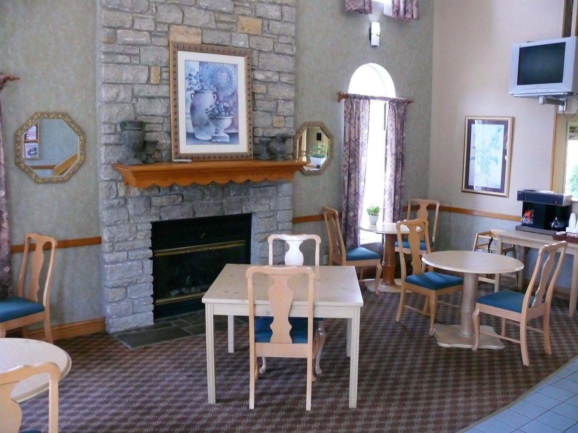The Woodridge Inn Connersville Esterno foto